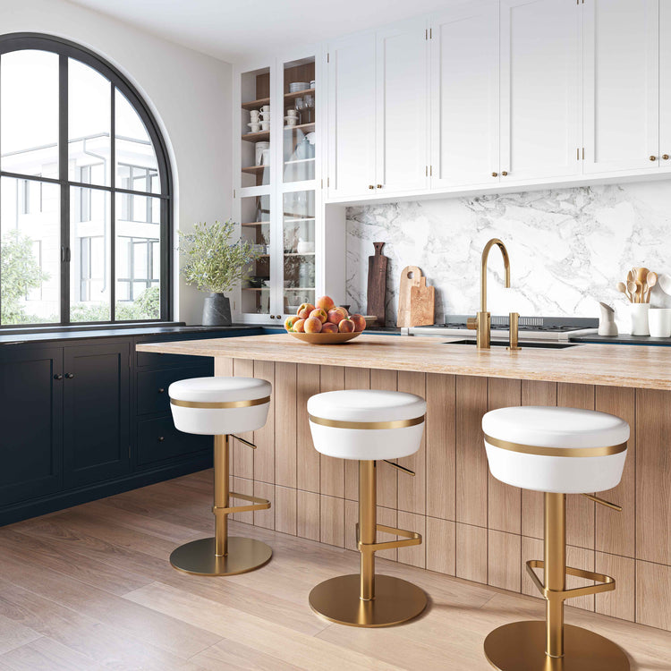 Banco blanco con dorado para barra de cocina ajustable Nassim en una barra de cocina.