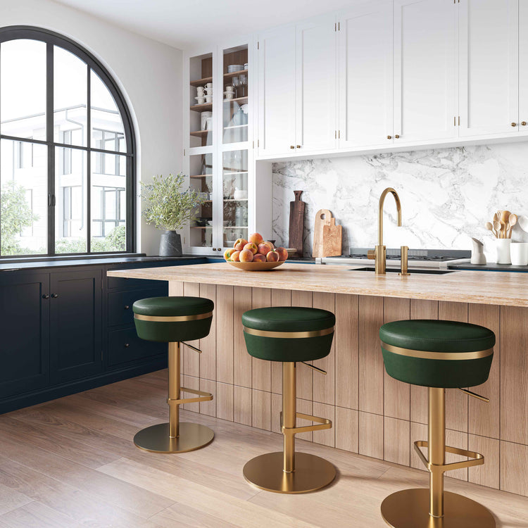 Banco verde con dorado para barra de cocina ajustable Nassim en una barra de cocina.