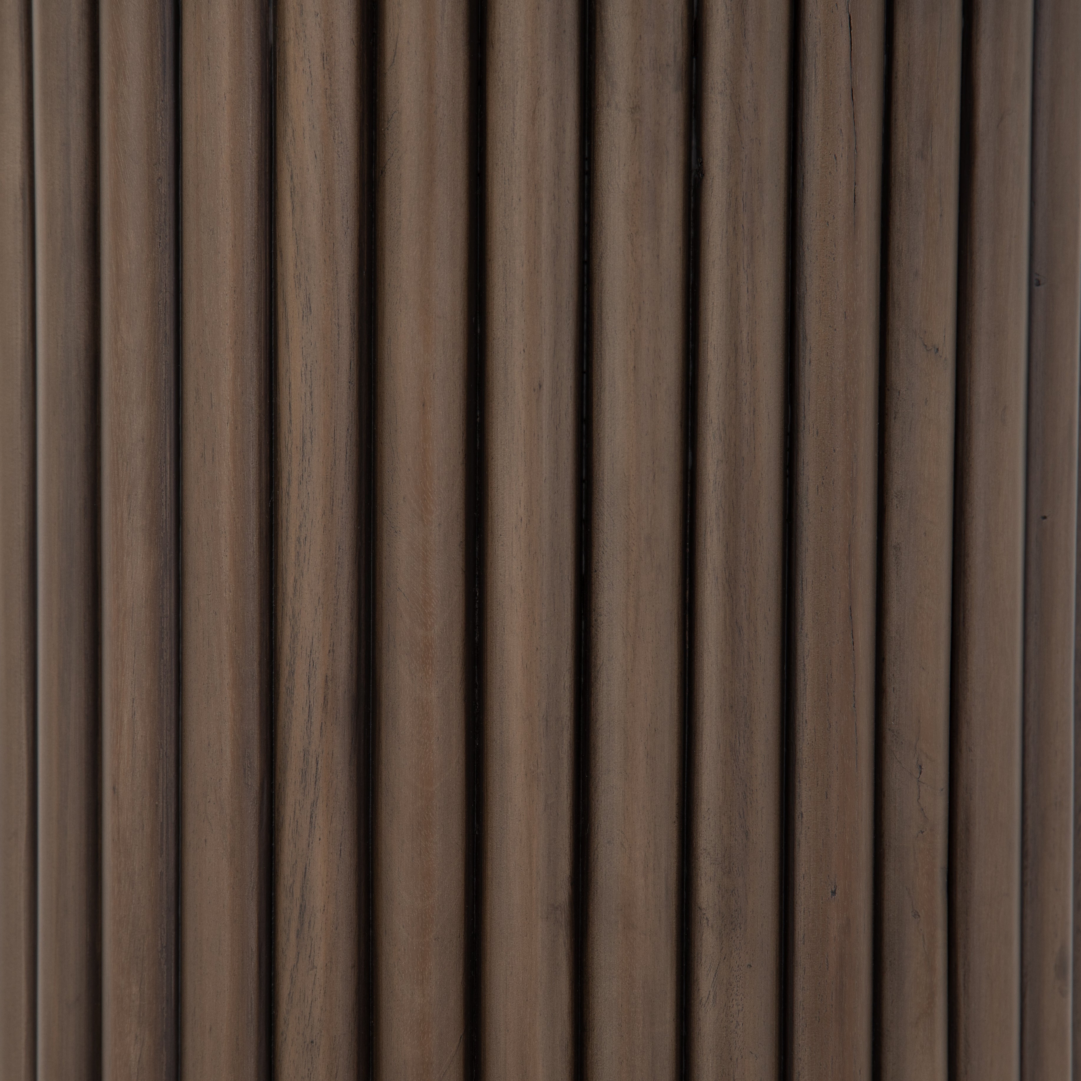 Mesa lateral de madera reclamada Ram juncos verticales.