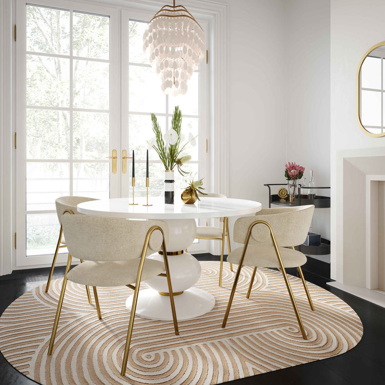 Silla para comedor crema Jules en un comedor.