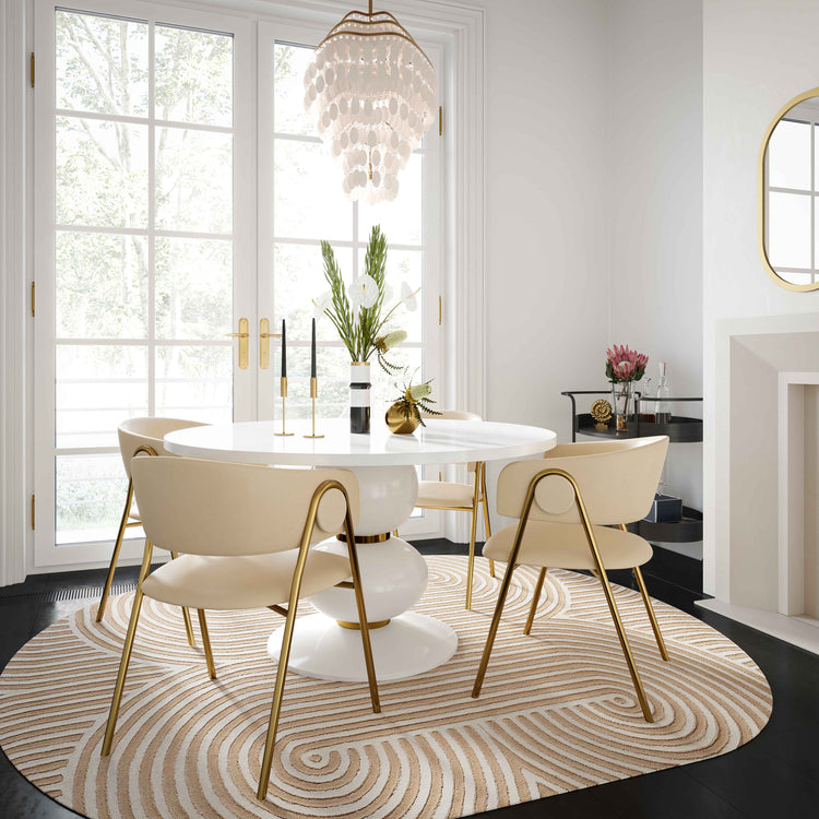 Silla para comedor crema piel vegana Jules en un comedor.