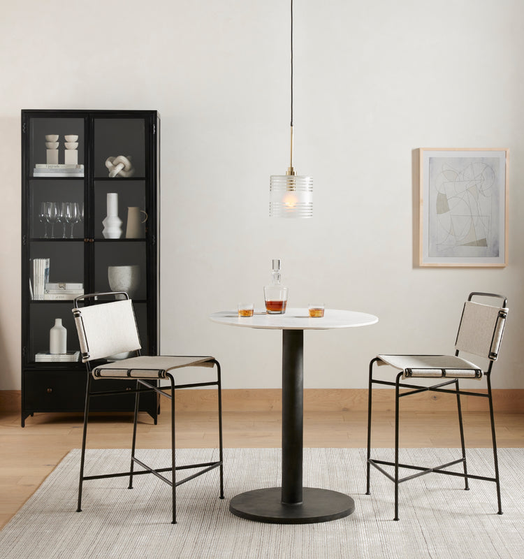 Dos bancos de barra moderno Esna en una habitación junto a un comedor.