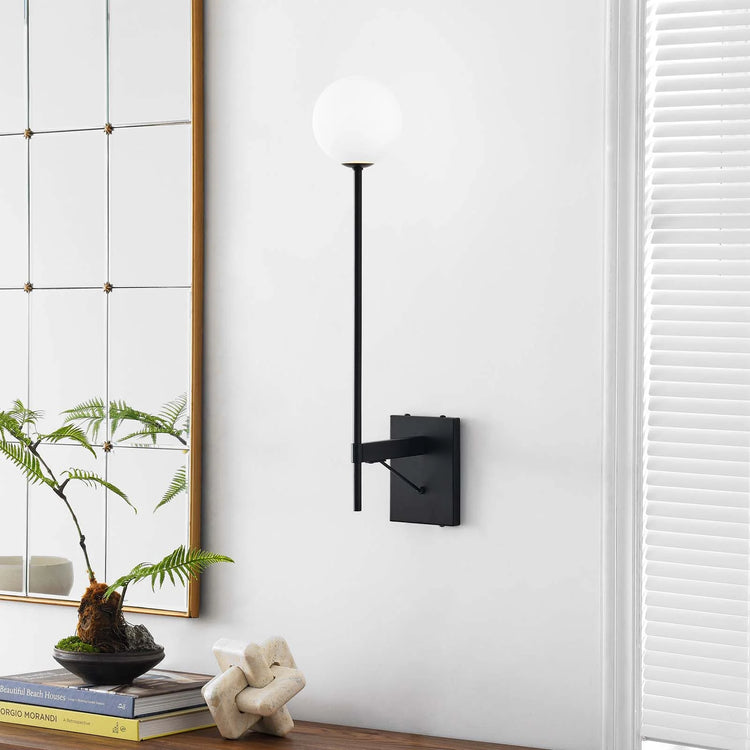 Arbotante color negro con globo blanco Randy en una sala.