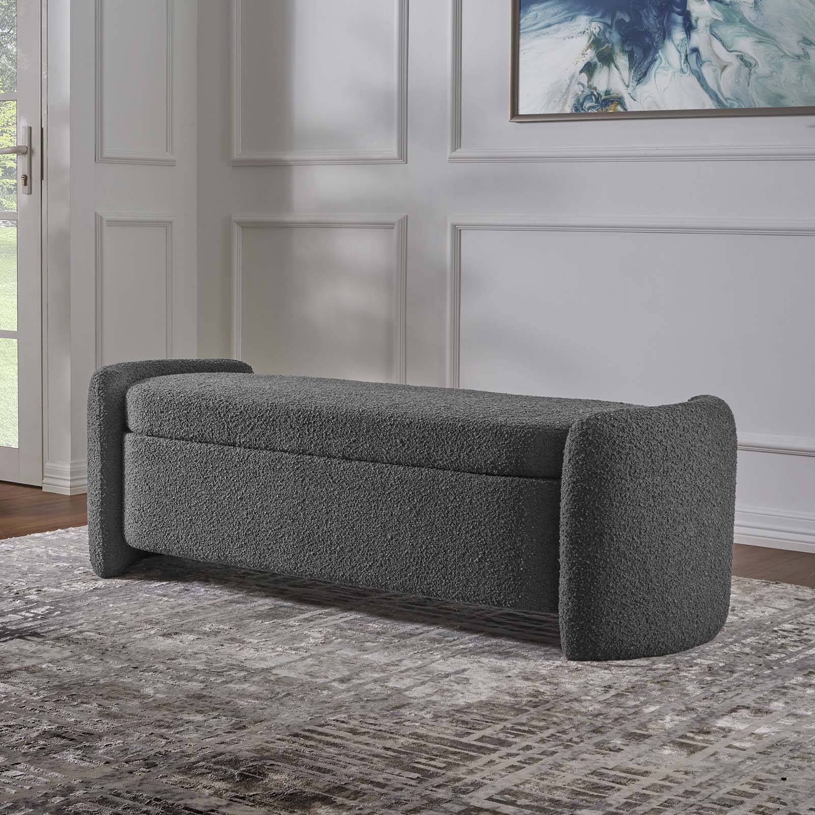Banca de Boucle gris Raga en una sala.