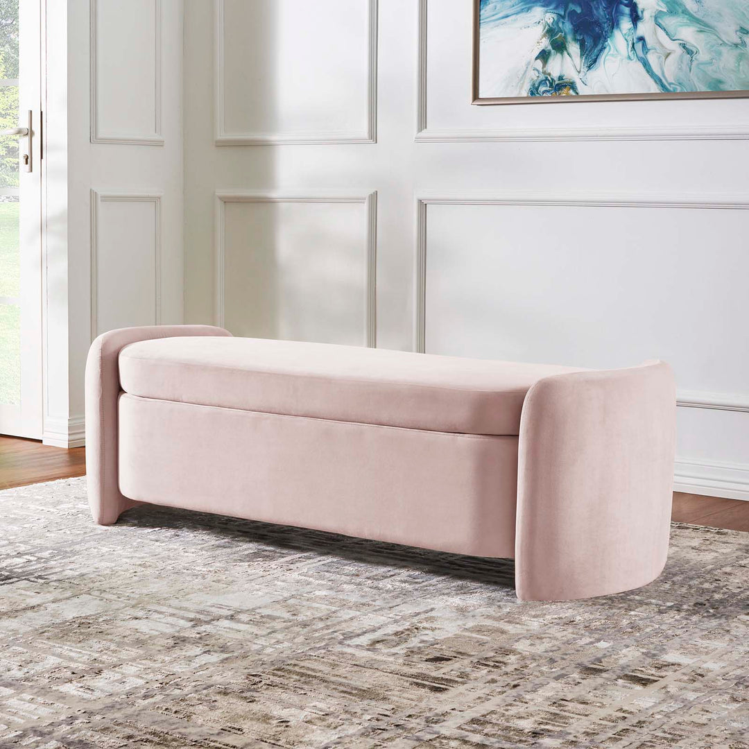 Banca de terciopelo rosa con almacenamiento Raga en una sala.