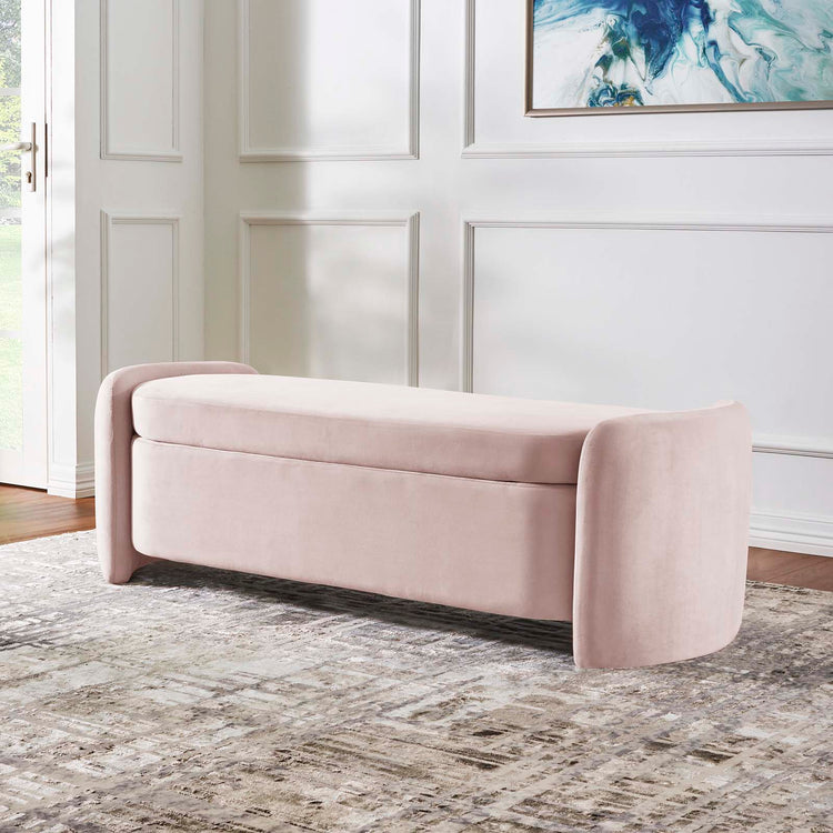 Banca de terciopelo rosa con almacenamiento Raga en una sala.