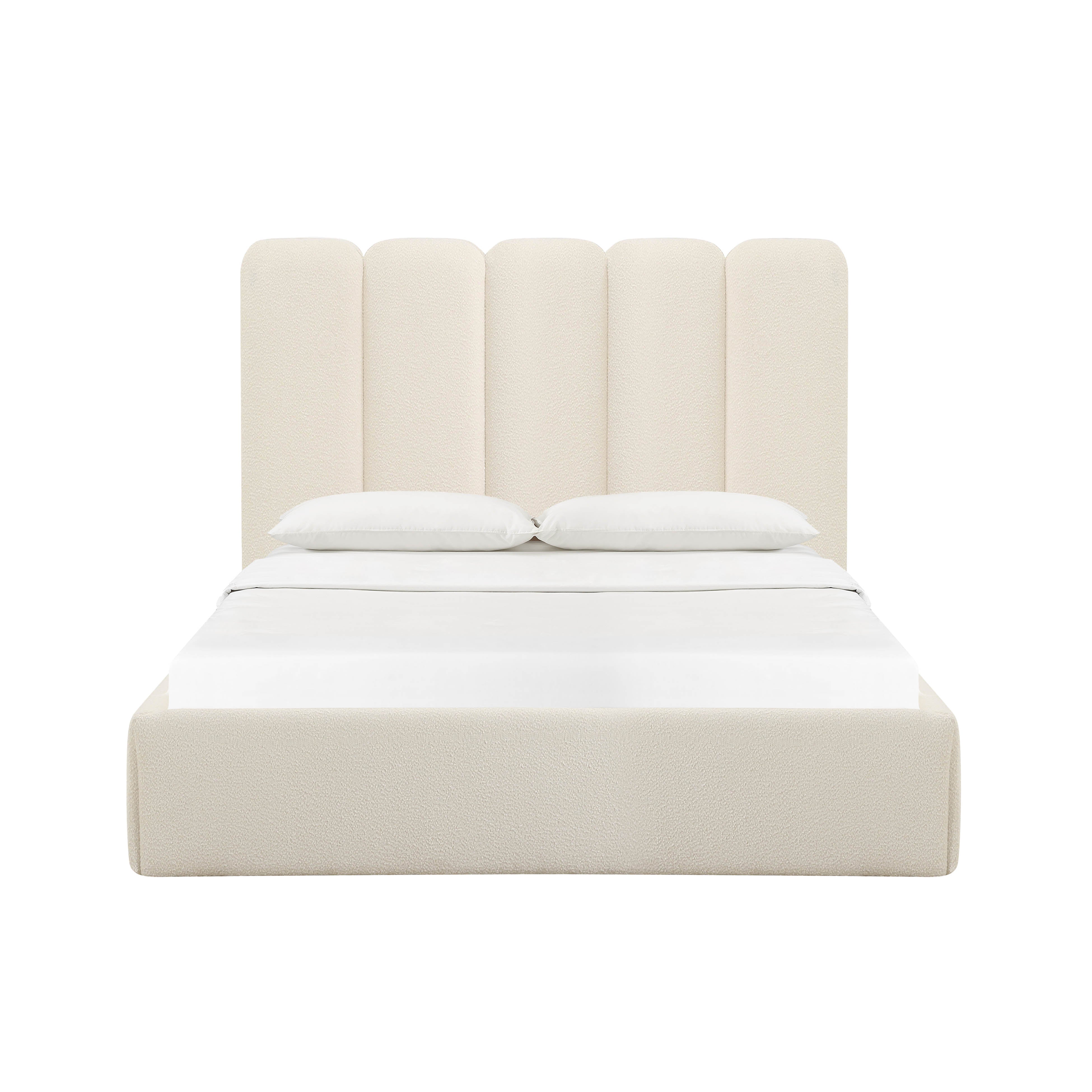 Cama King con alas de Boucle crema Edessa de frente.