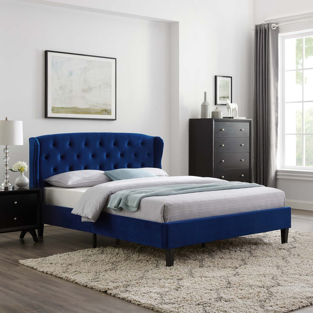 Cama Queen con plataforma de terciopelo Nael