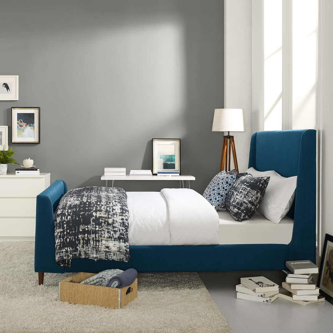 Cama Queen con plataforma tipo trineo tapizada en tela Noha