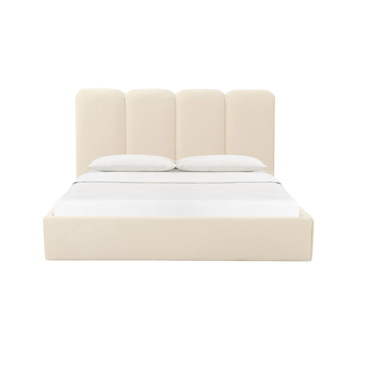 Cama Queen de terciopelo crema Edessa de frente.