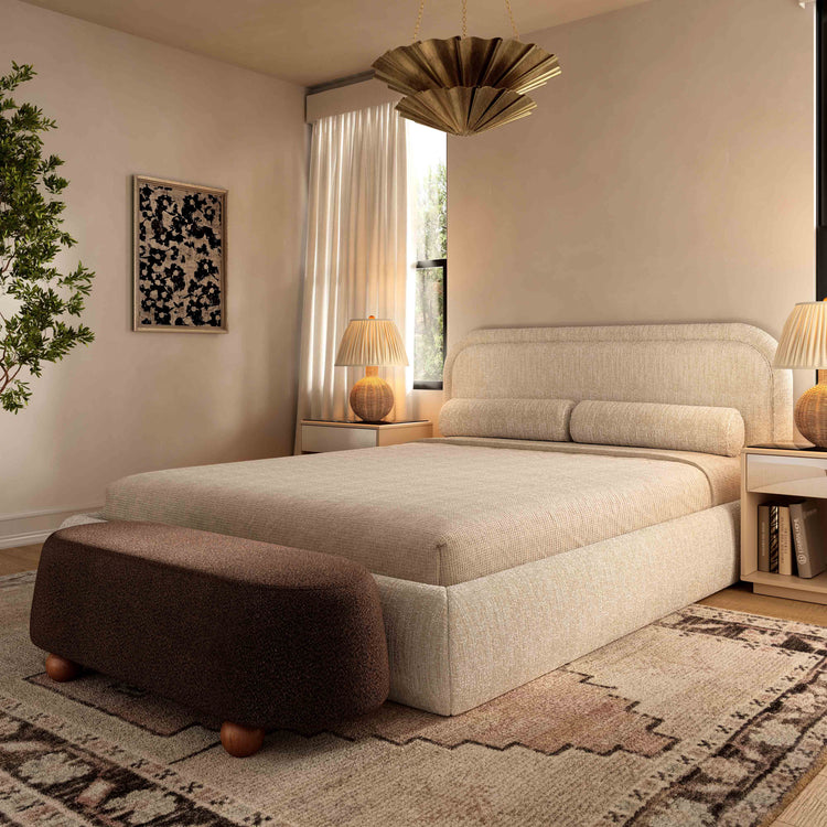 Cama de boucle muy nudoso Rushen en una habitación.