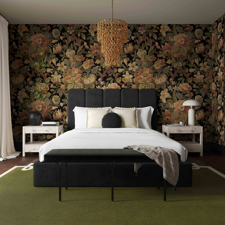 Cama de terciopelo negro Edessa en una habitación.