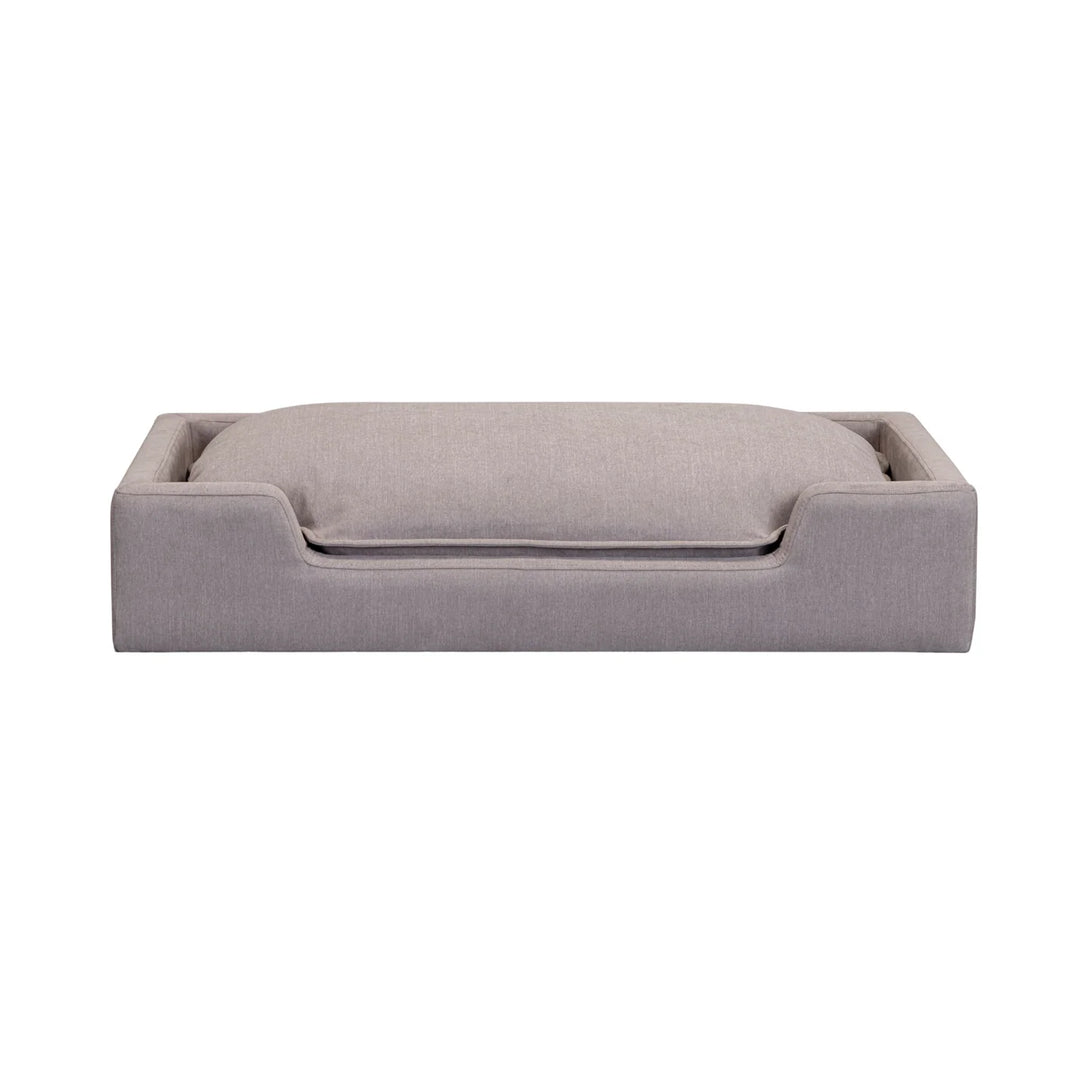 Cama para mascota con tela de rendimiento Lucía color gris.