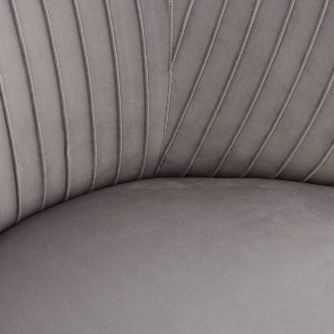 Chaise gris plisado de terciopelo Maral