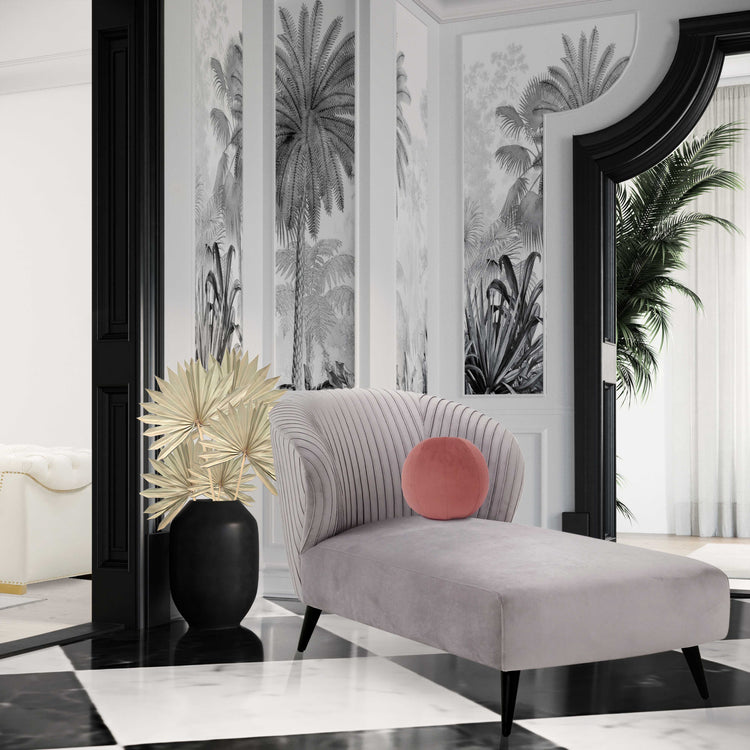 Chaise gris plisado de terciopelo Maral en una sala,
