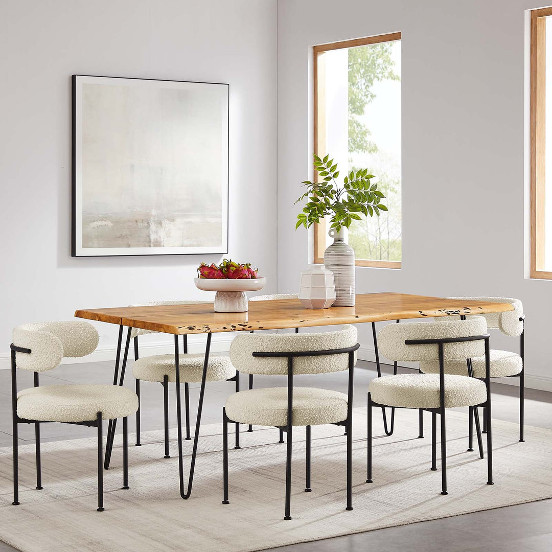 Comedor de madera de acacia natural y base negra de 74” Alte en un comedor.
