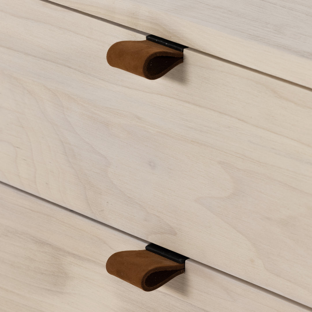 Credenza Bajadoz con archiveros color pople claro con jaladeras de cuero de grano superior color café toffee.