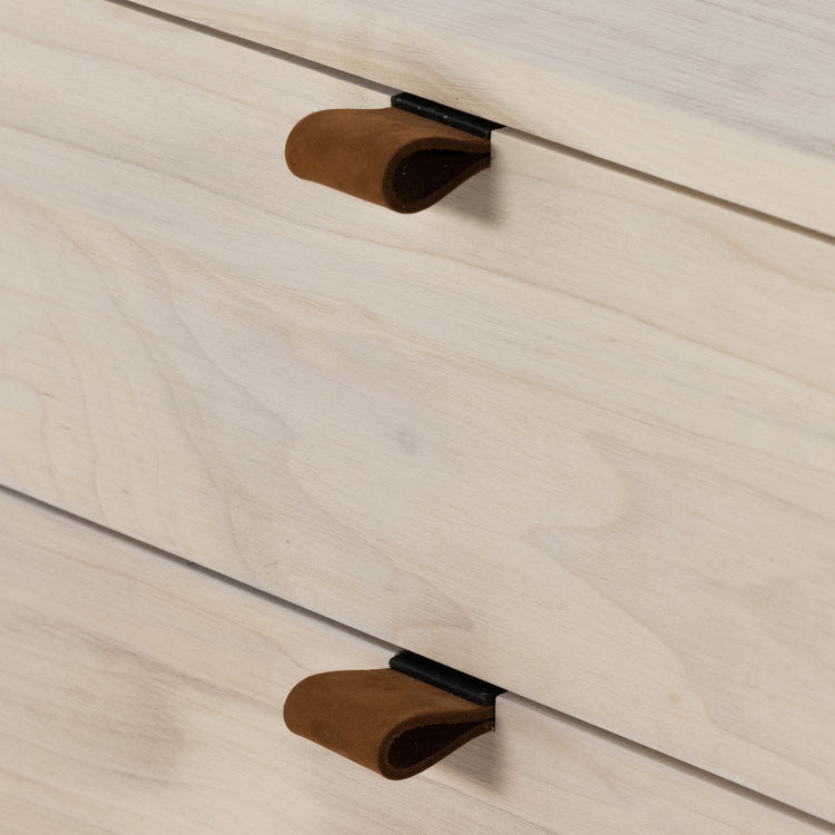 Credenza Bajadoz con archiveros color pople claro con jaladeras de cuero de grano superior color café toffee.