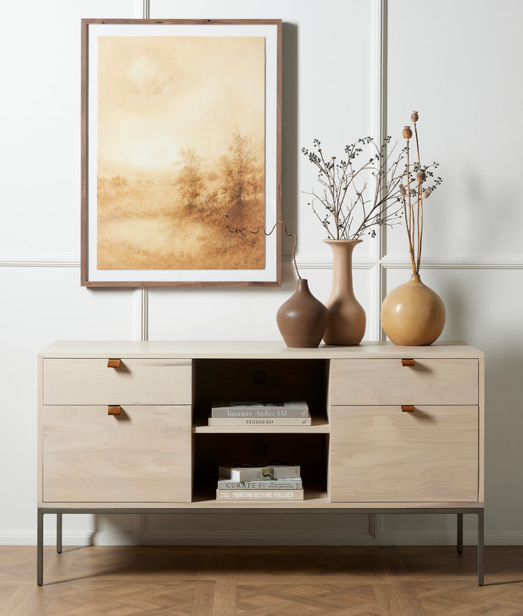 Credenza Bajadoz con archiveros color pople claro en un recibidor.
