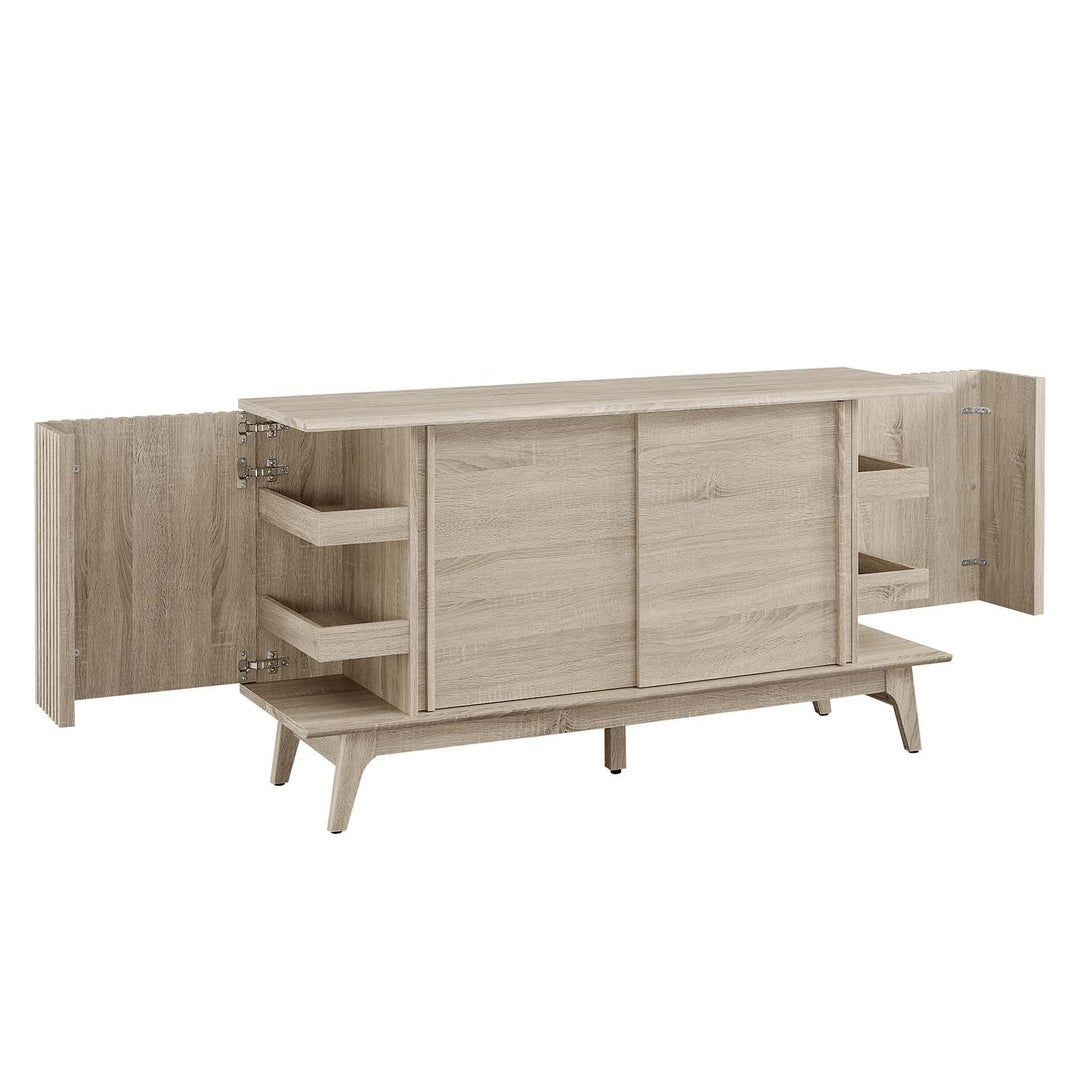 Credenza con almacenamiento Falcon color roble con puertas de costado abiertas.