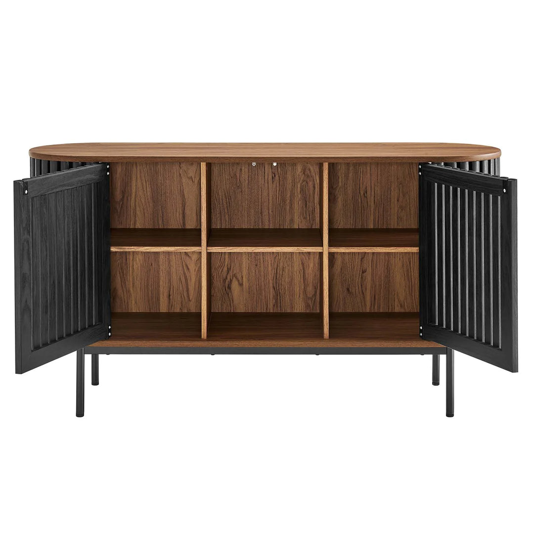 Credenza negra ovalada con madera estriada color nogal Veron con ambas puertas abiertas.