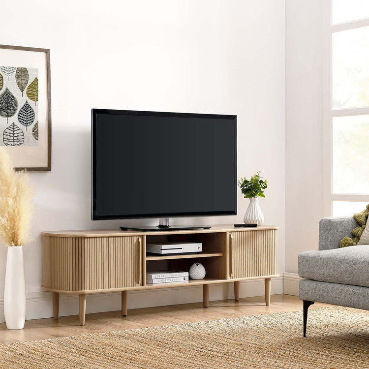 Mueble de 63” para TV Bart color roble en una sala.