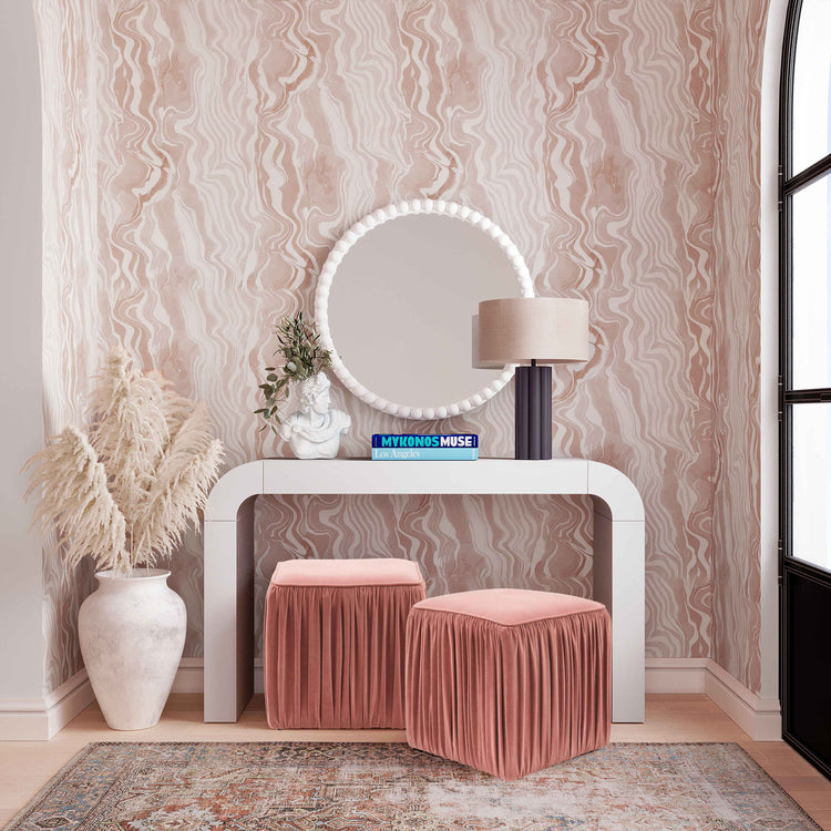 Espejo redondo de madera Dan color blanco en una habitación junto a Lámpara Lucienne LLUC-01.