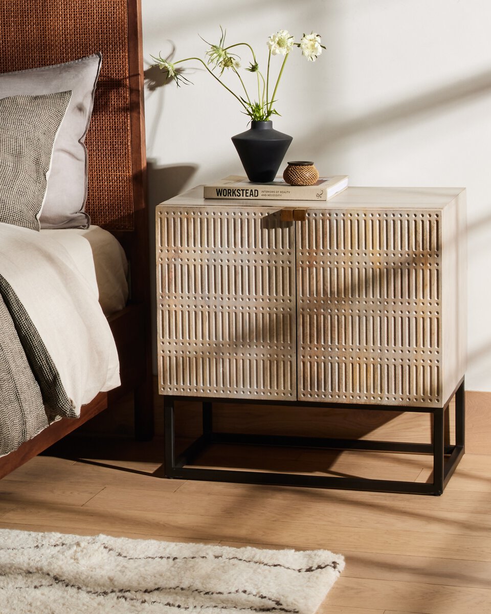 Gabinete con madera de mango tallada Tenerife