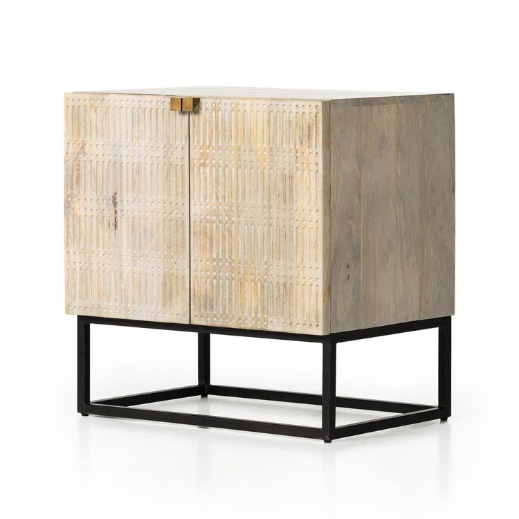 Gabinete con madera de mango tallada Tenerife color claro.