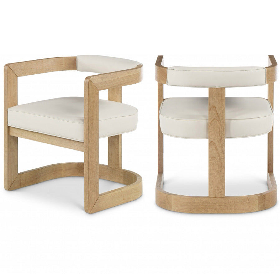 Silla de comedor de piel sintética Nati con marco de madera maciza natural.