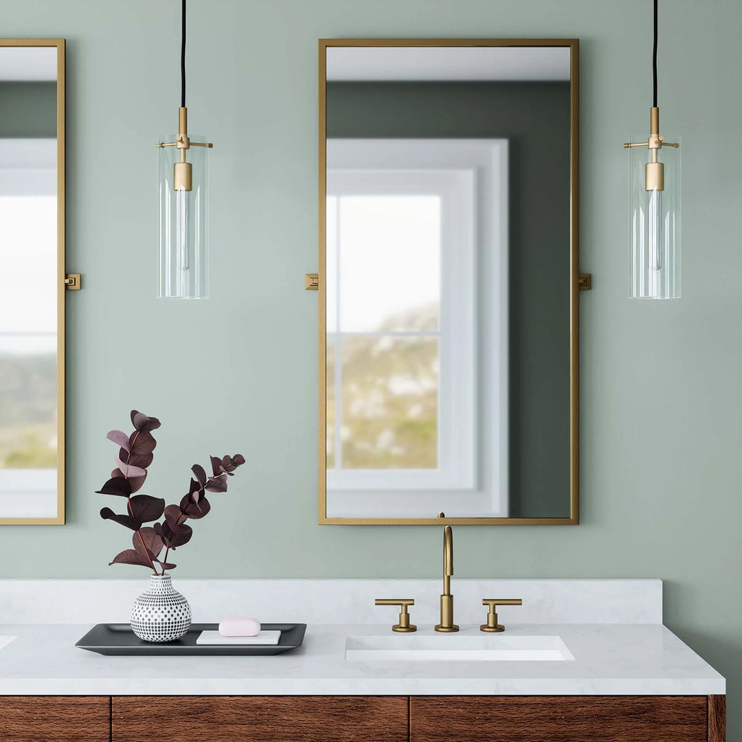 Lámpara colgante elegante latón satinado con vidrio de cilindro Skye en un baño.