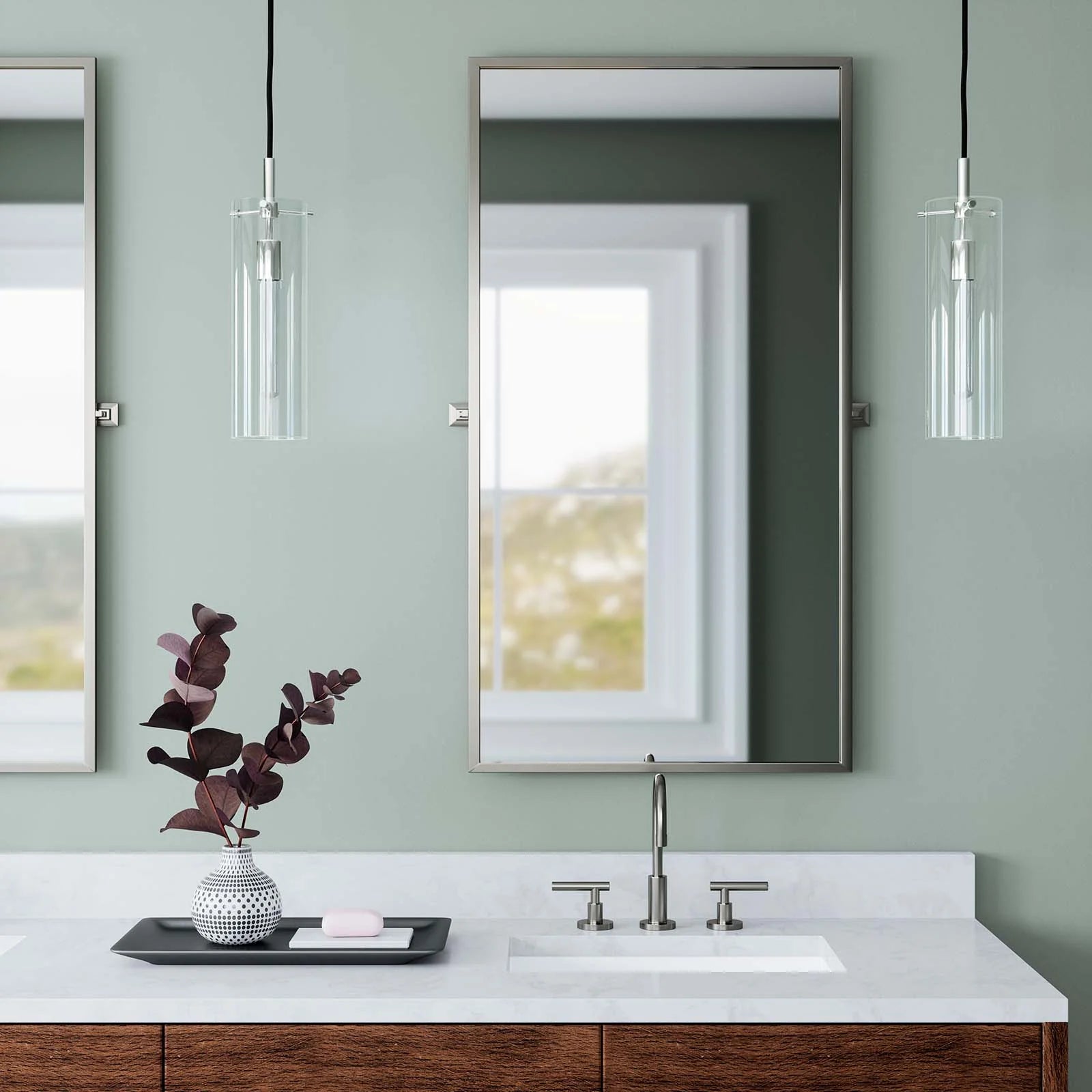 Lámpara colgante elegante níquel pulido con vidrio de cilindro Skye en un baño.