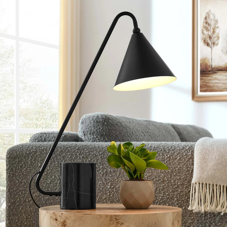 Lámpara de mesa color negro con base de mármol negro Irma en una sala.