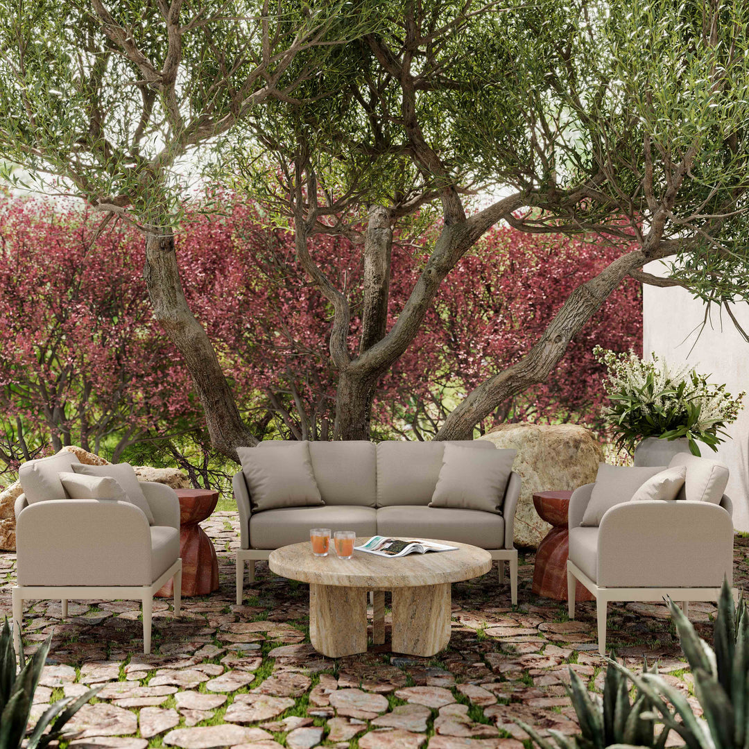 Loveseat de aluminio para exteriores Jade color beige en un patio con colección Jade y Mesa de Centro Melika MCPA-01.