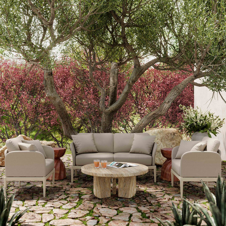 Loveseat de aluminio para exteriores Jade color beige en un patio con colección Jade y Mesa de Centro Melika MCPA-01.