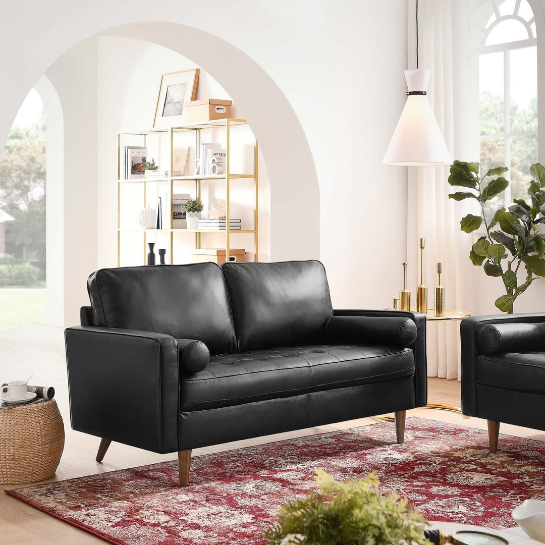 Loveseat de cuero Tanan color negro en una sala.