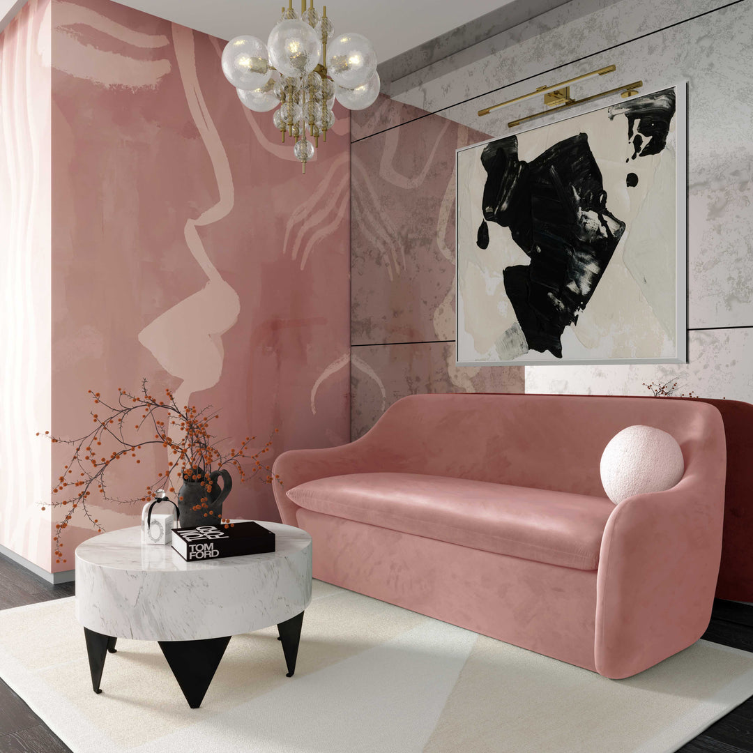 Loveseat sofá de dos plazas en terciopelo Mehdi color Blush en una sala.