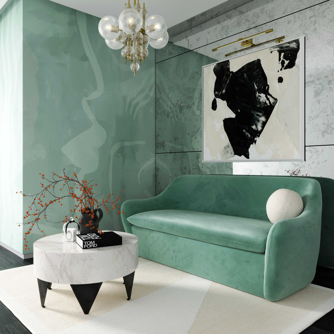 Loveseat sofá de dos plazas en terciopelo Mehdi color azul claro en una sala.