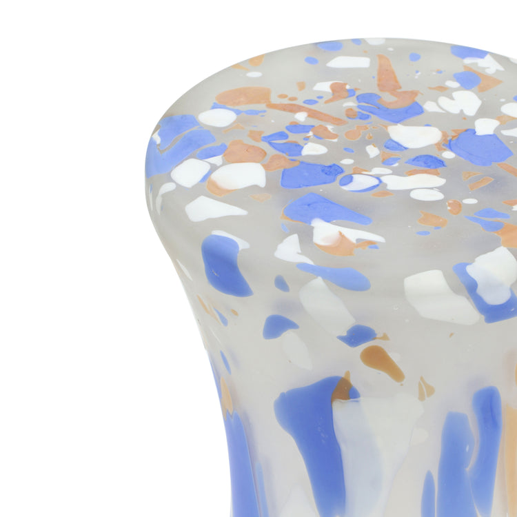 Mesa auxiliar de cristal Gratian. Multicolor con vidrio blanco, azul y cobre claro.
