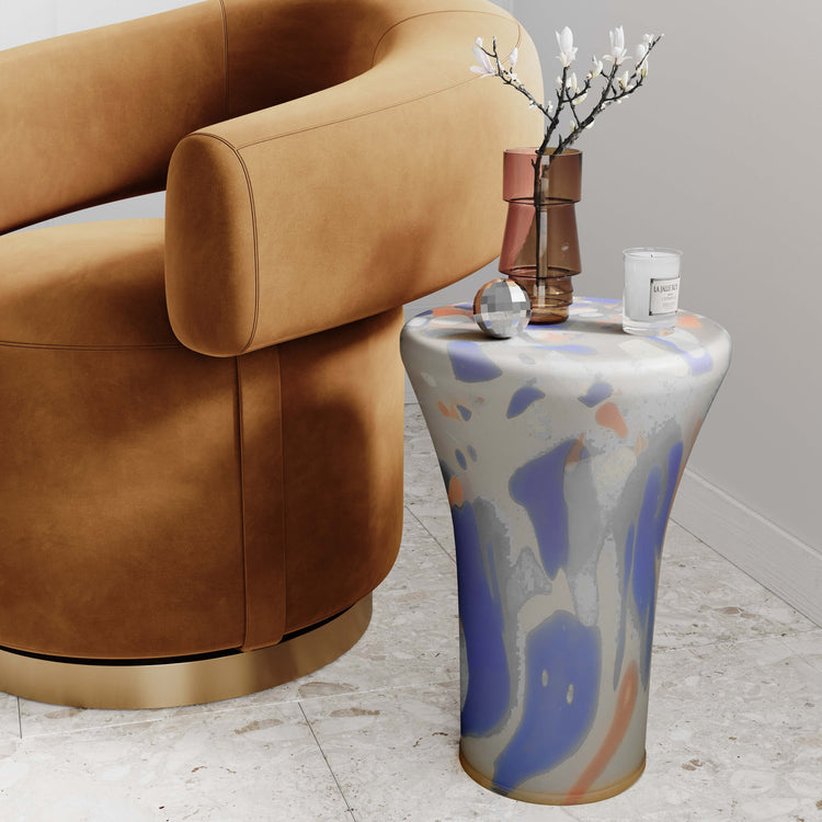 Mesa auxiliar de cristal Gratian en una sala junto a una silla de acento.