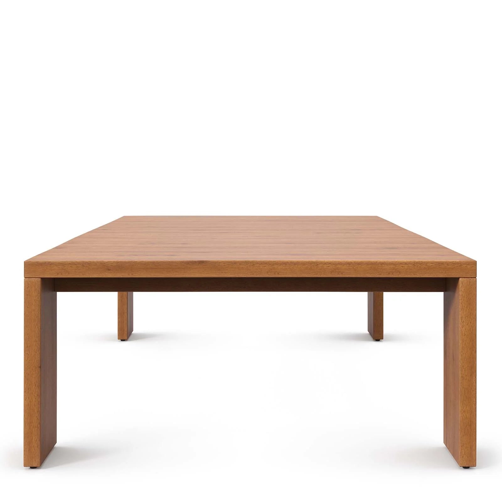 Mesa de centro para exteriores de madera de acacia Neuba de lado.