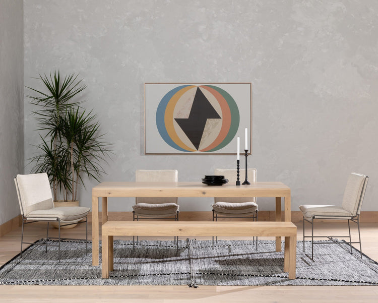 Mesa de comedor de 78” de álamo macizo seco Barsa en un comedor.