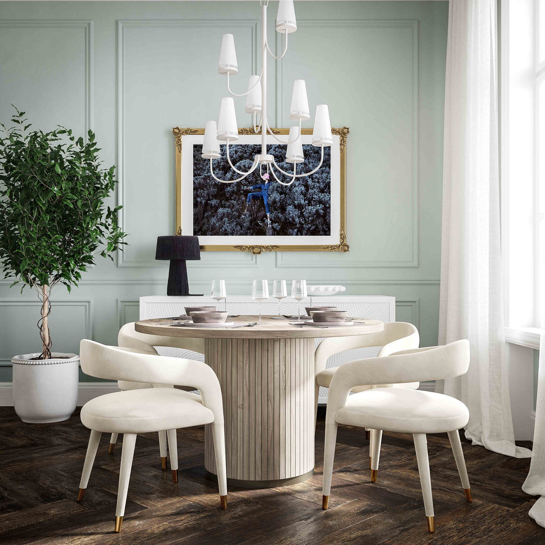 Silla de comedor de tercioleo crema Elián en un comedor.