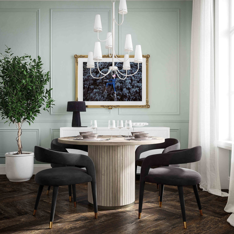 Silla de comedor de tercioleo negro Elián en un comedor.