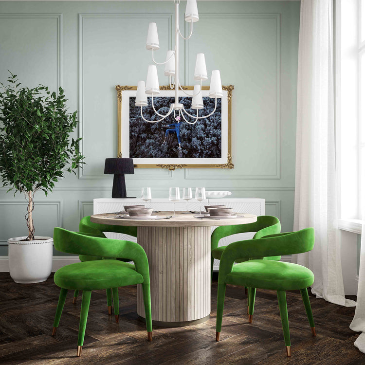 Silla de comedor de tercioleo verde Elián en un comedor.