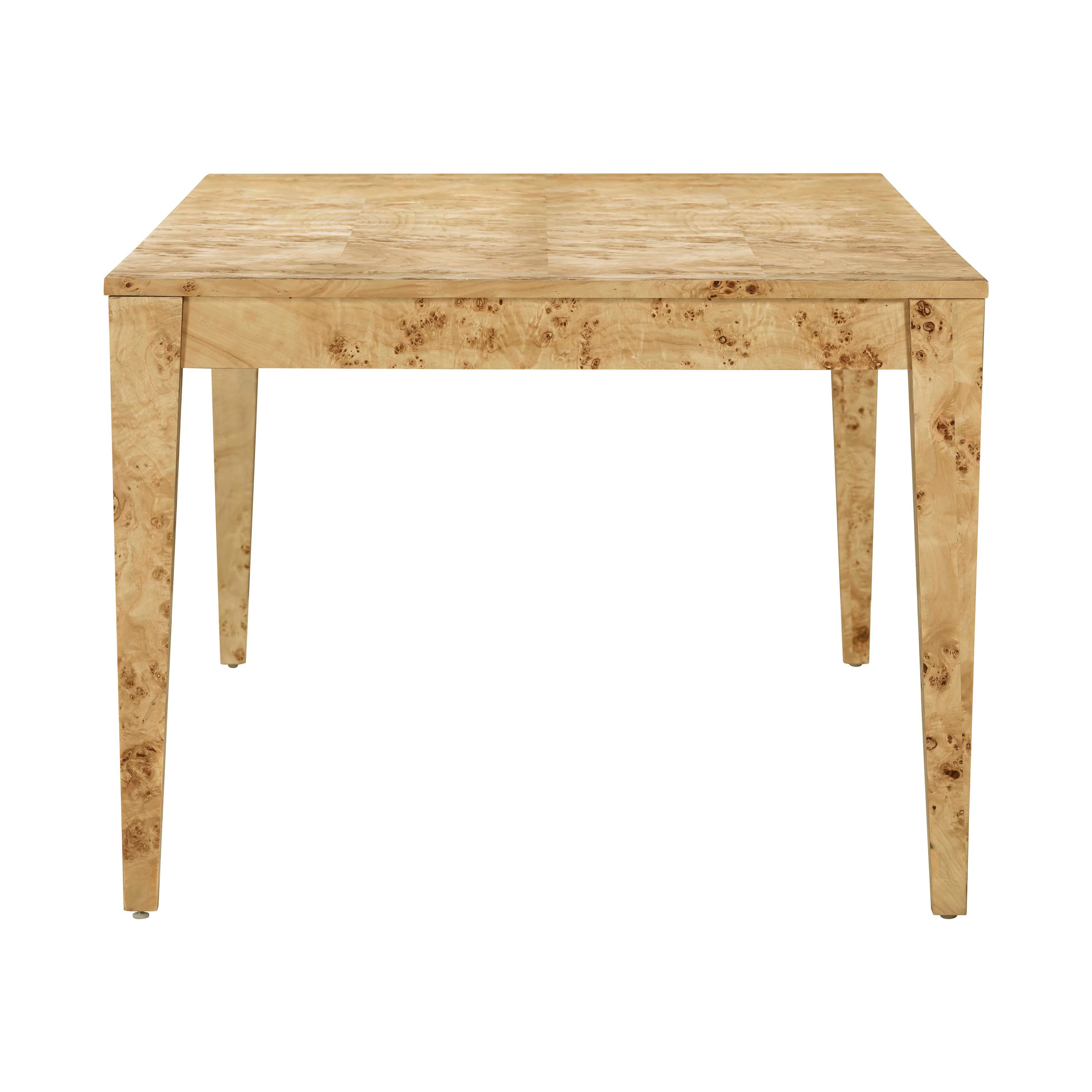 Mesa de comedor rectangular de madera de nudos Nobad de lado.