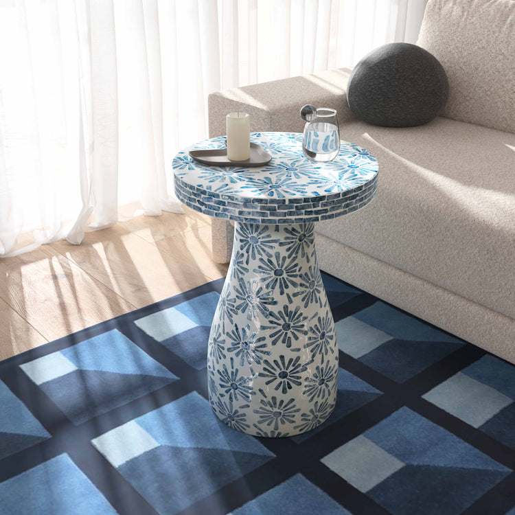 Mesa lateral Astrid azul floral en una sala.