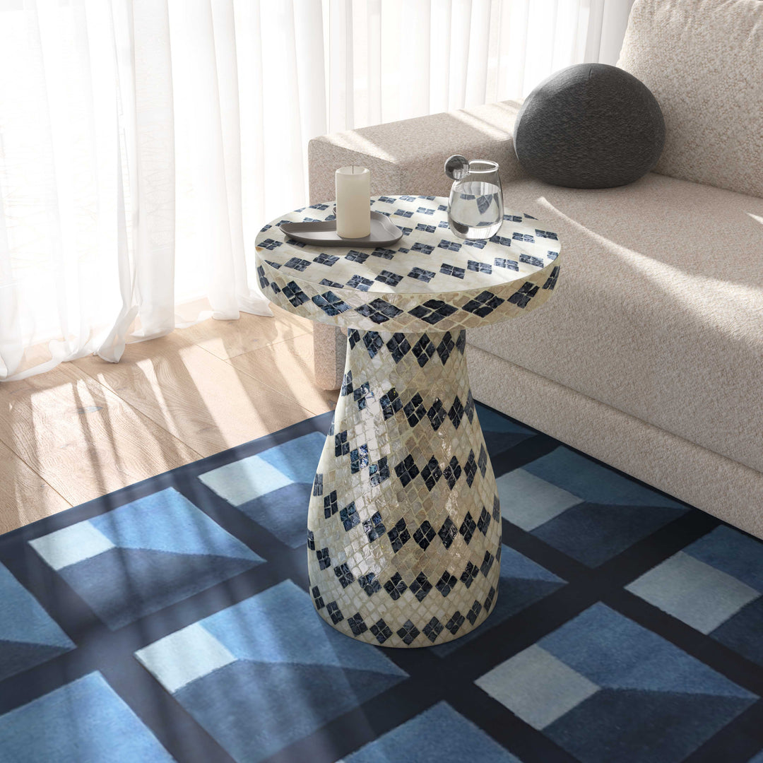 Mesa lateral Astrid crema azul en una sala.