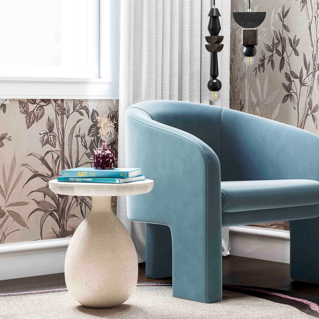Mesa lateral color crema Travertino Saville en una sala moderna junto a silla de acento Idriss STID-02.