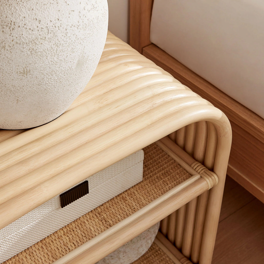 Mesa lateral curva de ratán Laziel